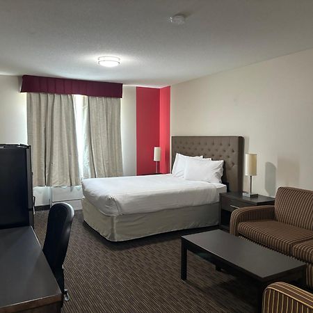 Ramada By Wyndham Estevan Extérieur photo