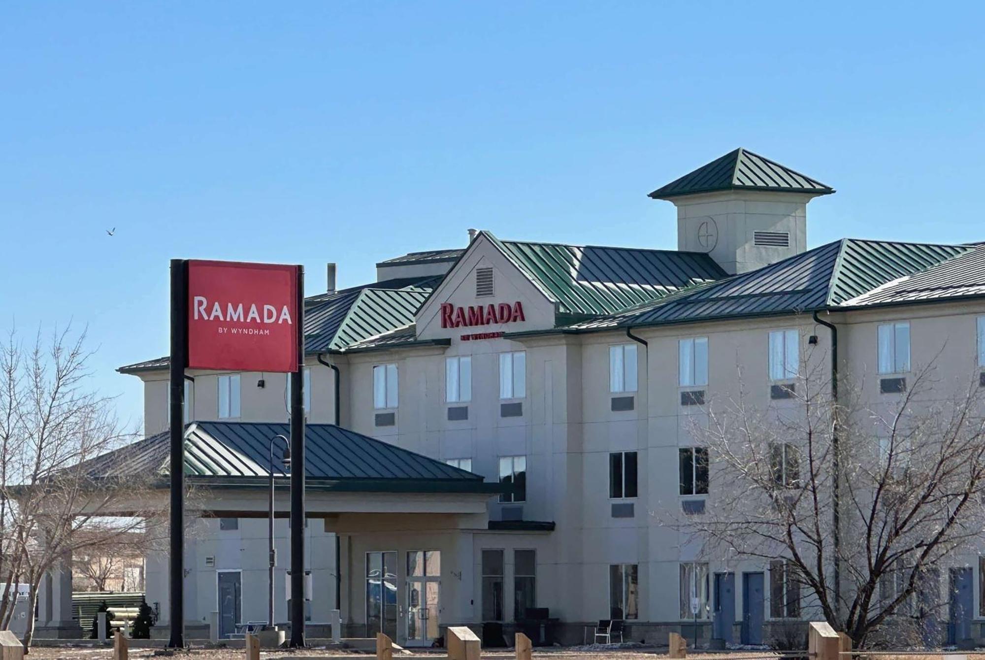Ramada By Wyndham Estevan Extérieur photo