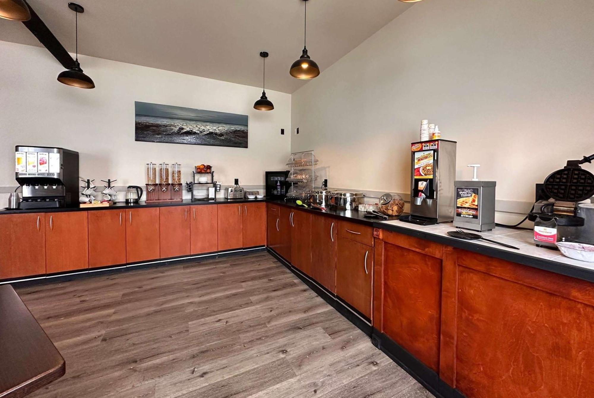 Ramada By Wyndham Estevan Extérieur photo
