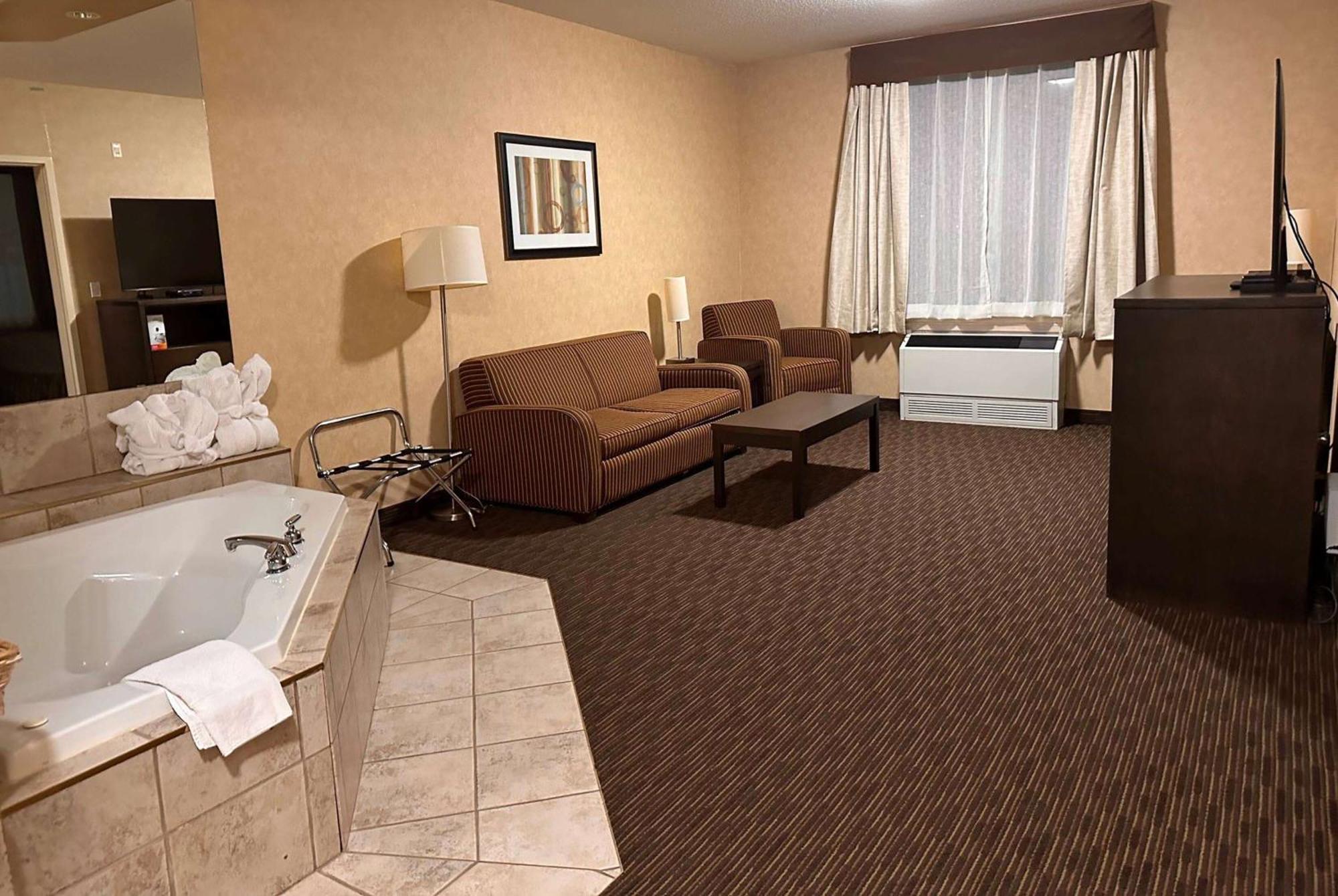 Ramada By Wyndham Estevan Extérieur photo