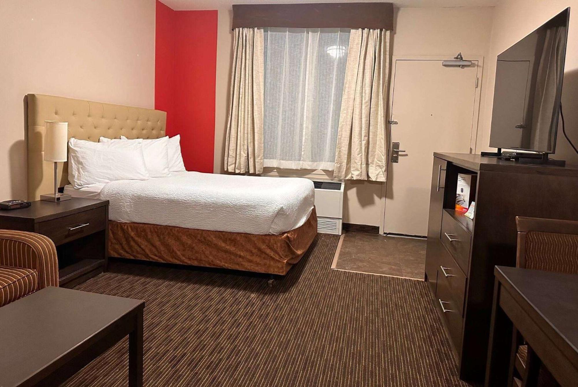 Ramada By Wyndham Estevan Extérieur photo