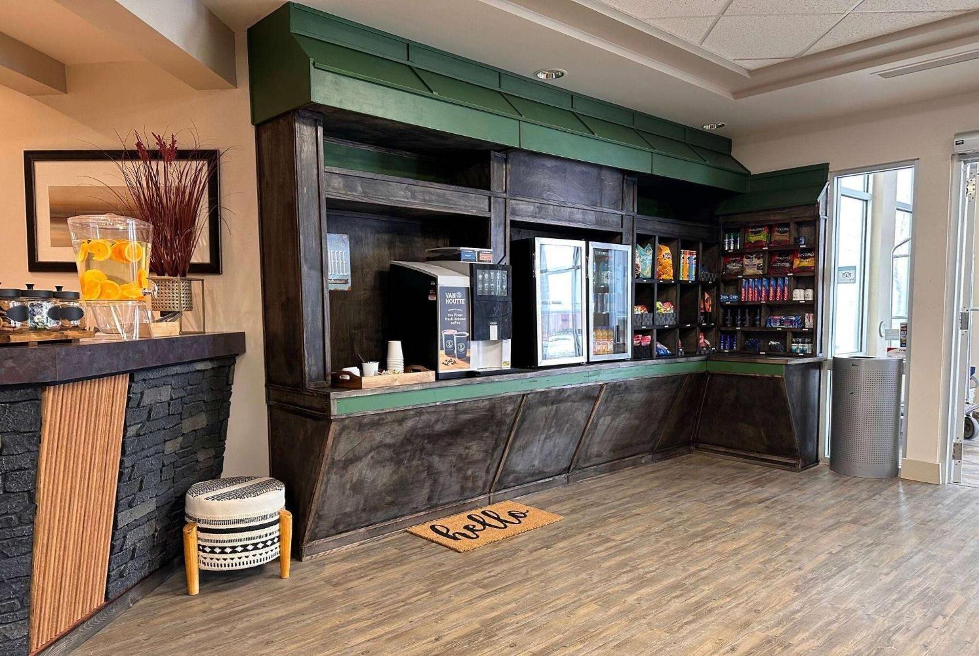 Ramada By Wyndham Estevan Extérieur photo