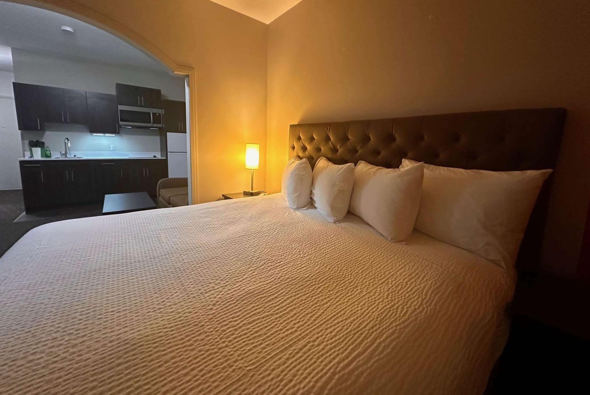 Ramada By Wyndham Estevan Extérieur photo