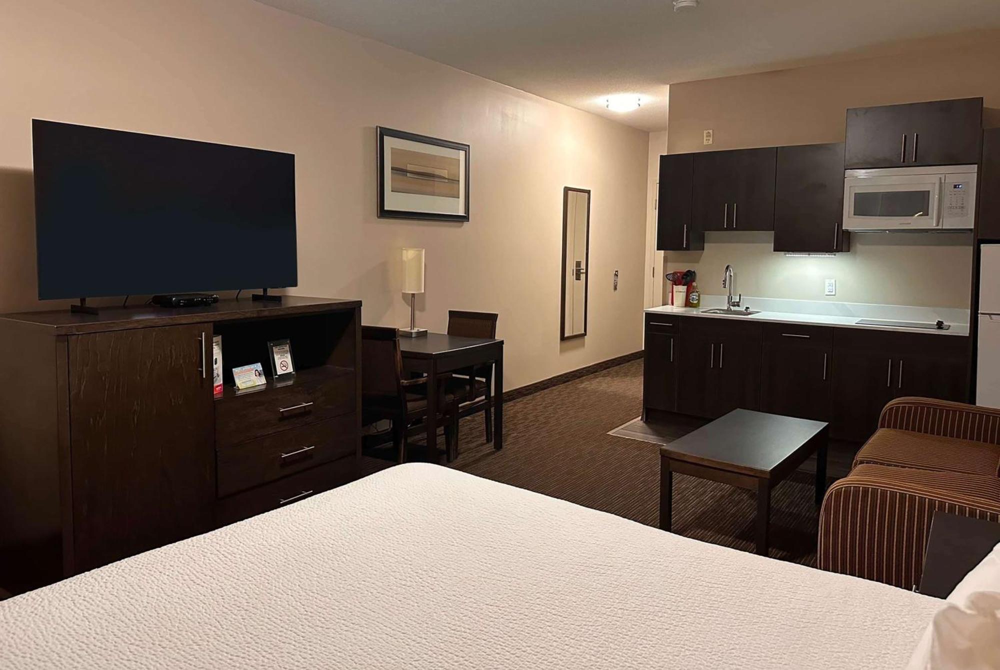 Ramada By Wyndham Estevan Extérieur photo