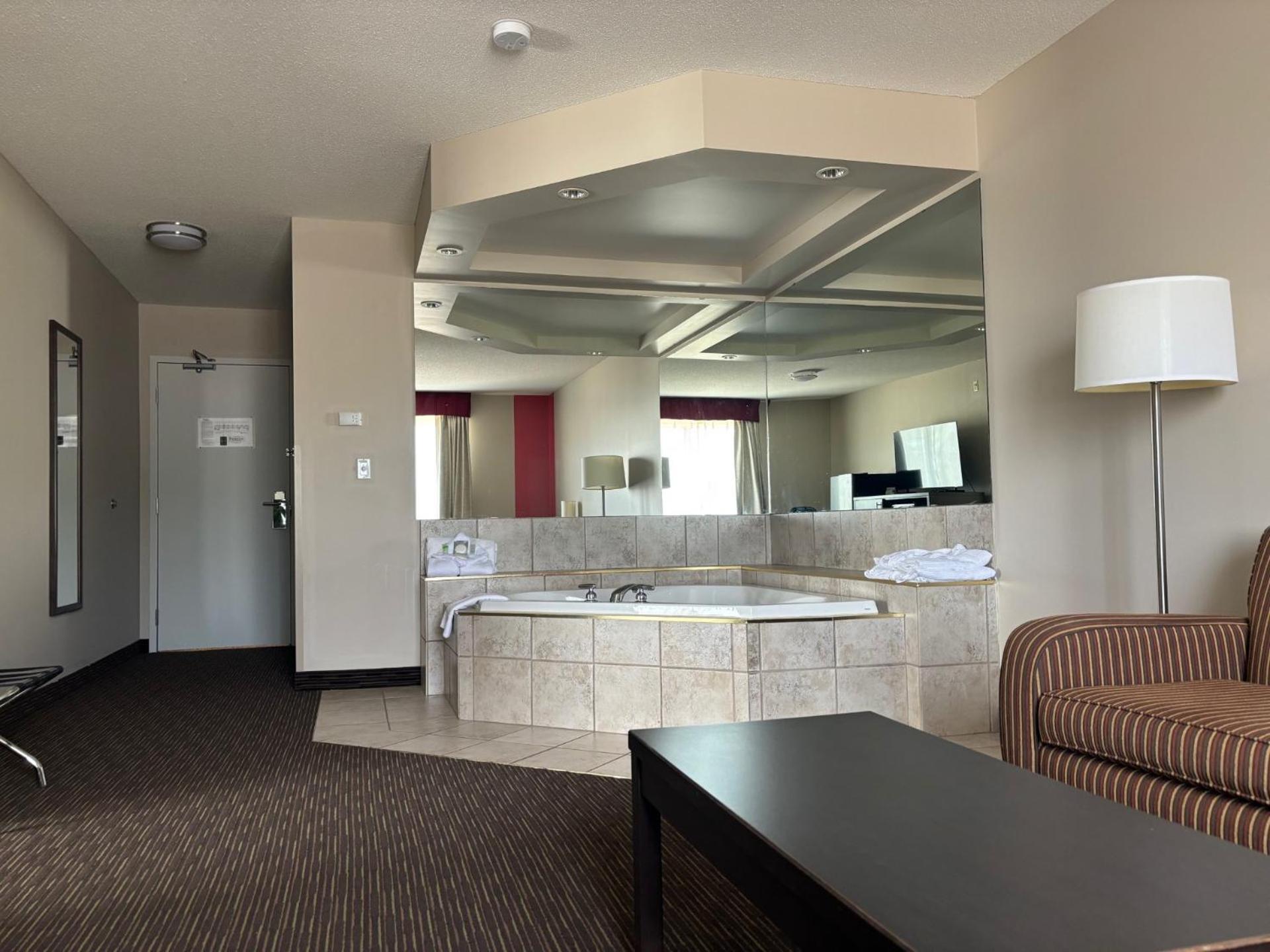 Ramada By Wyndham Estevan Extérieur photo