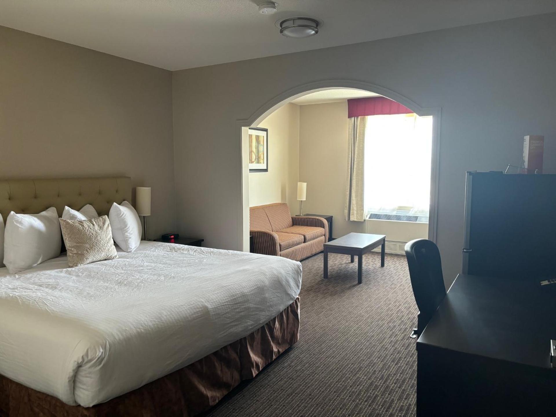 Ramada By Wyndham Estevan Extérieur photo