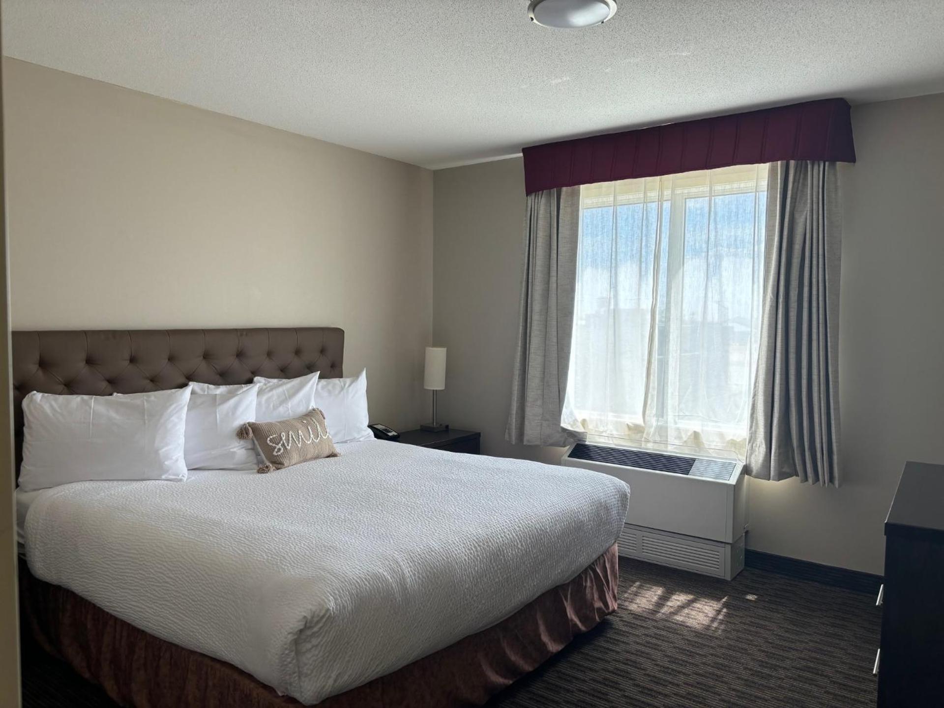 Ramada By Wyndham Estevan Extérieur photo