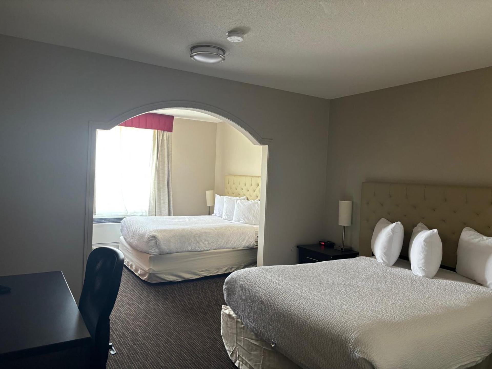 Ramada By Wyndham Estevan Extérieur photo