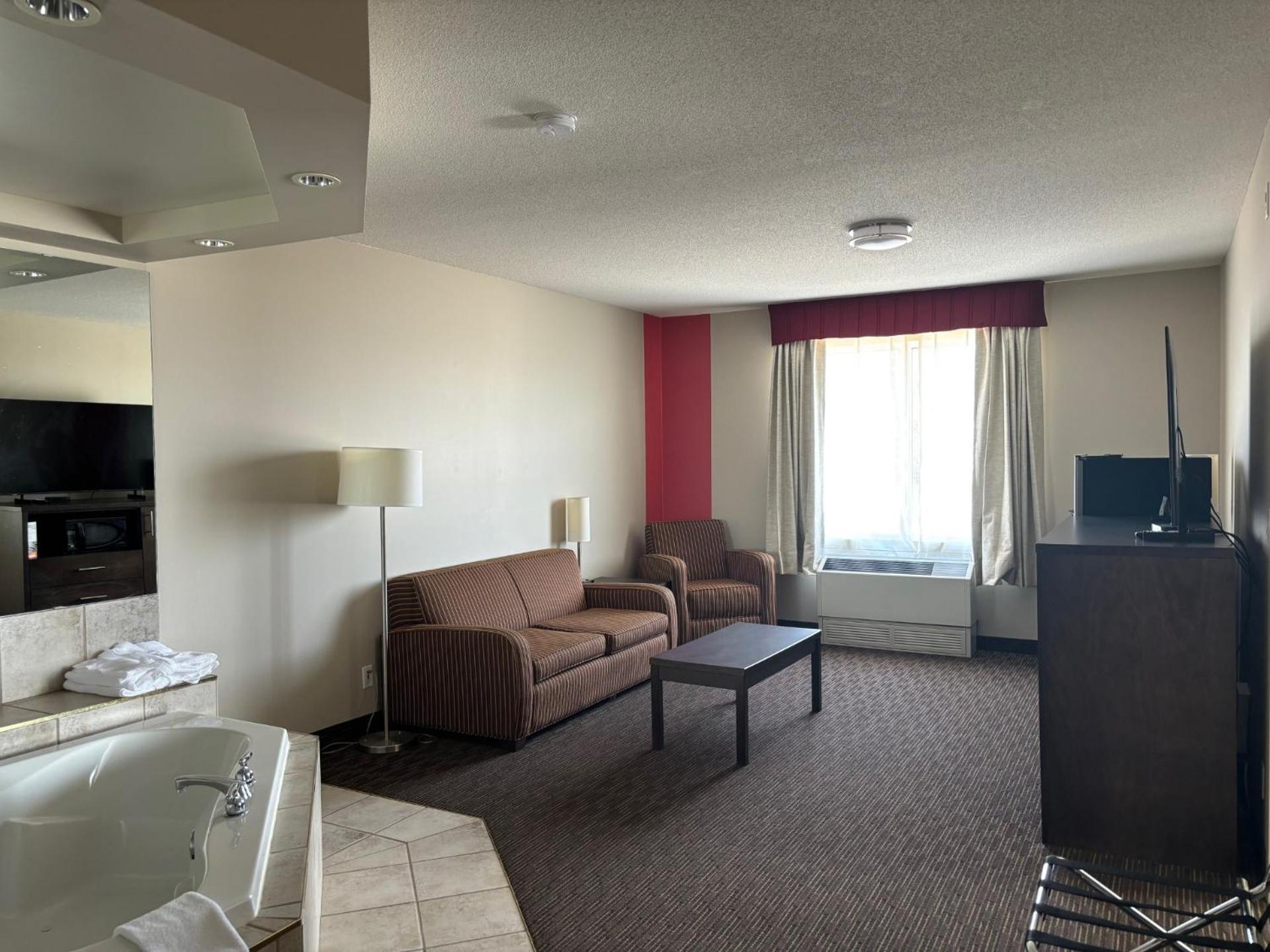 Ramada By Wyndham Estevan Extérieur photo