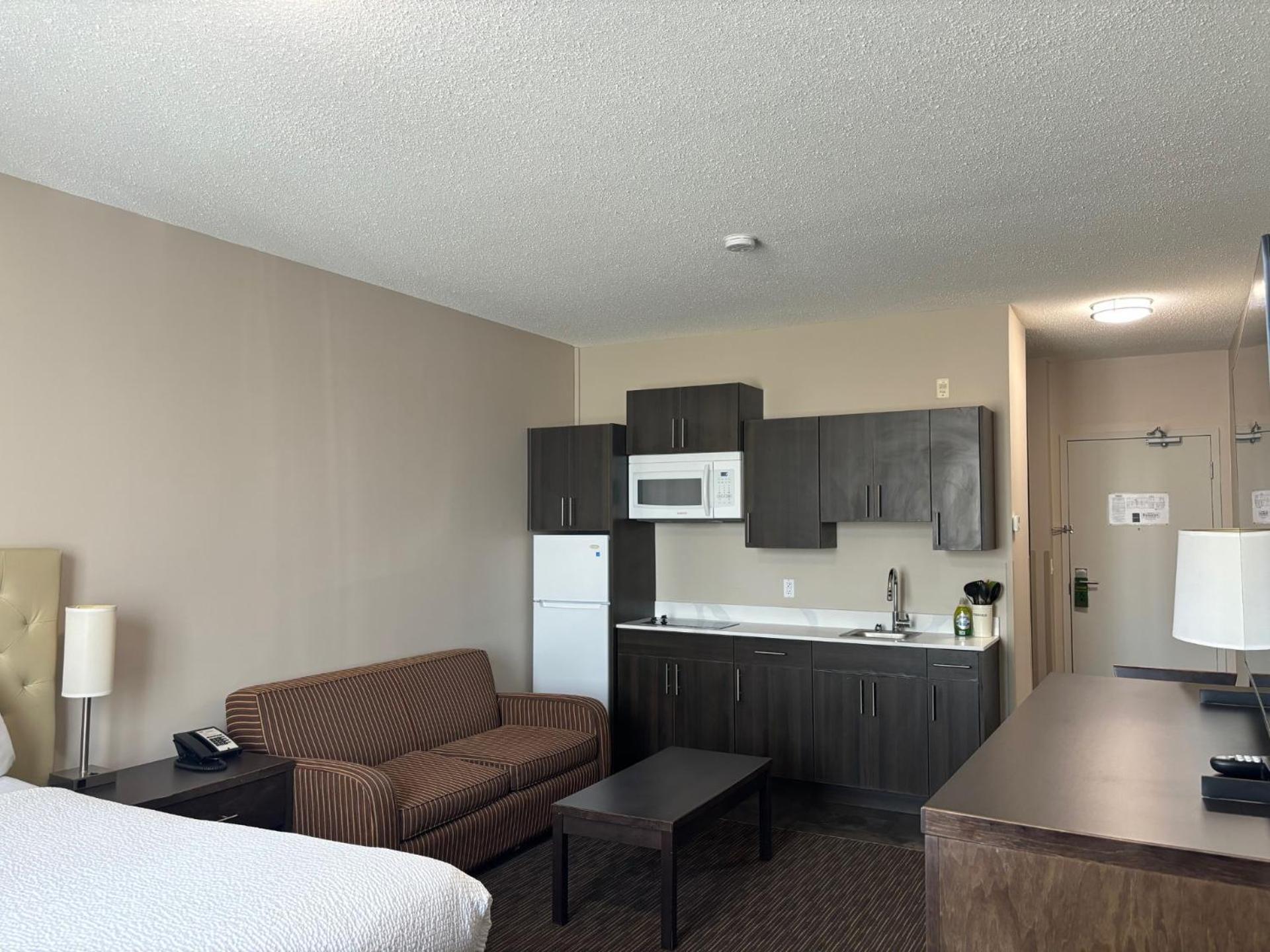 Ramada By Wyndham Estevan Extérieur photo