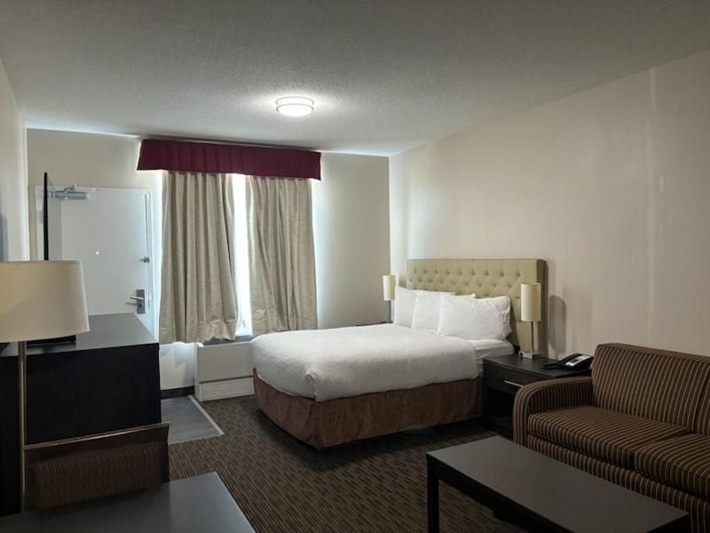 Ramada By Wyndham Estevan Extérieur photo