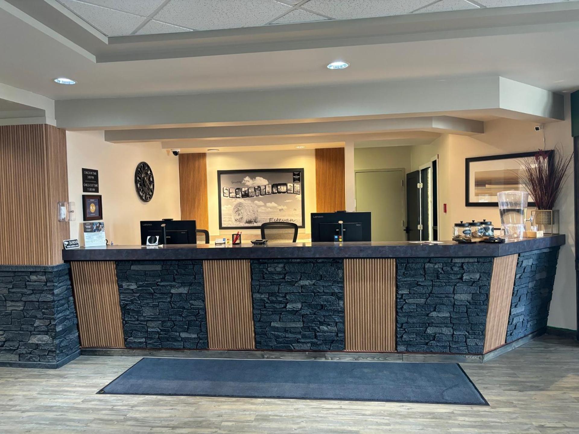 Ramada By Wyndham Estevan Extérieur photo