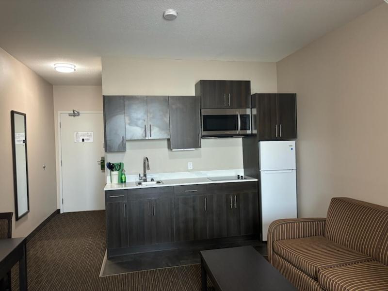 Ramada By Wyndham Estevan Extérieur photo