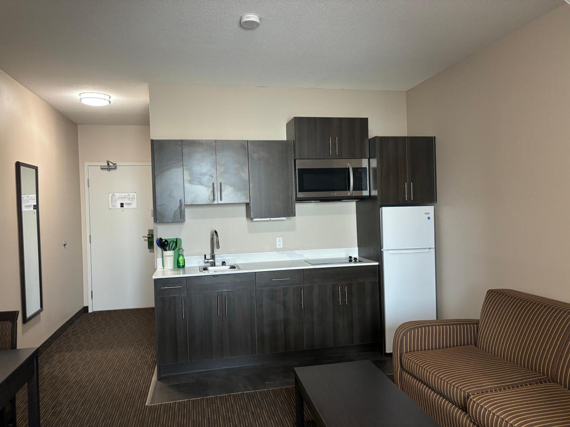 Ramada By Wyndham Estevan Extérieur photo