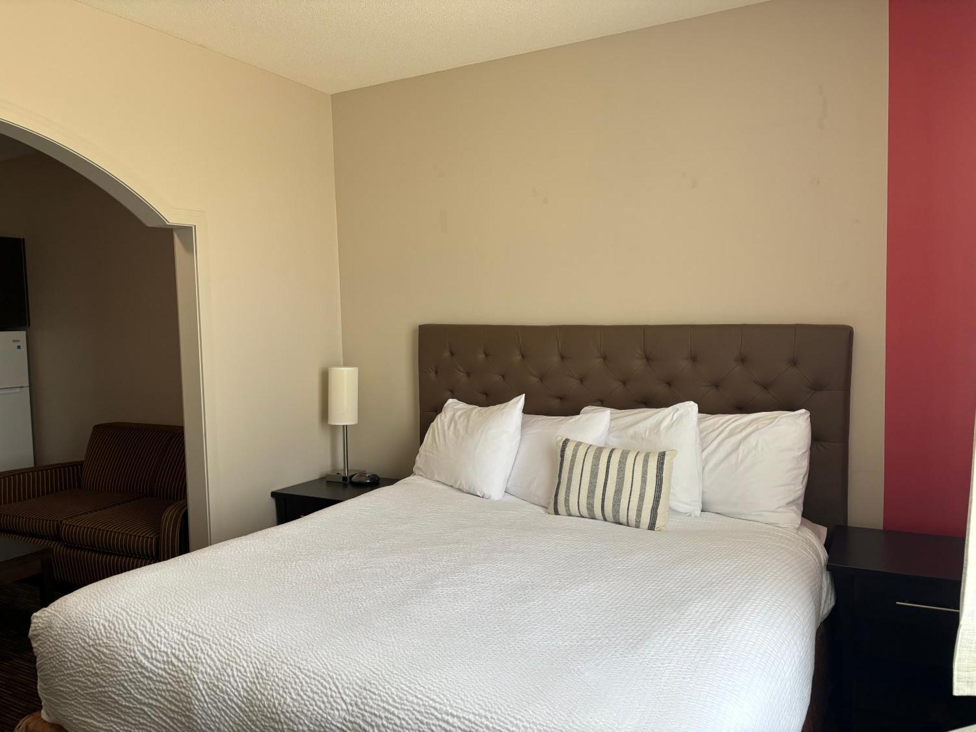 Ramada By Wyndham Estevan Extérieur photo