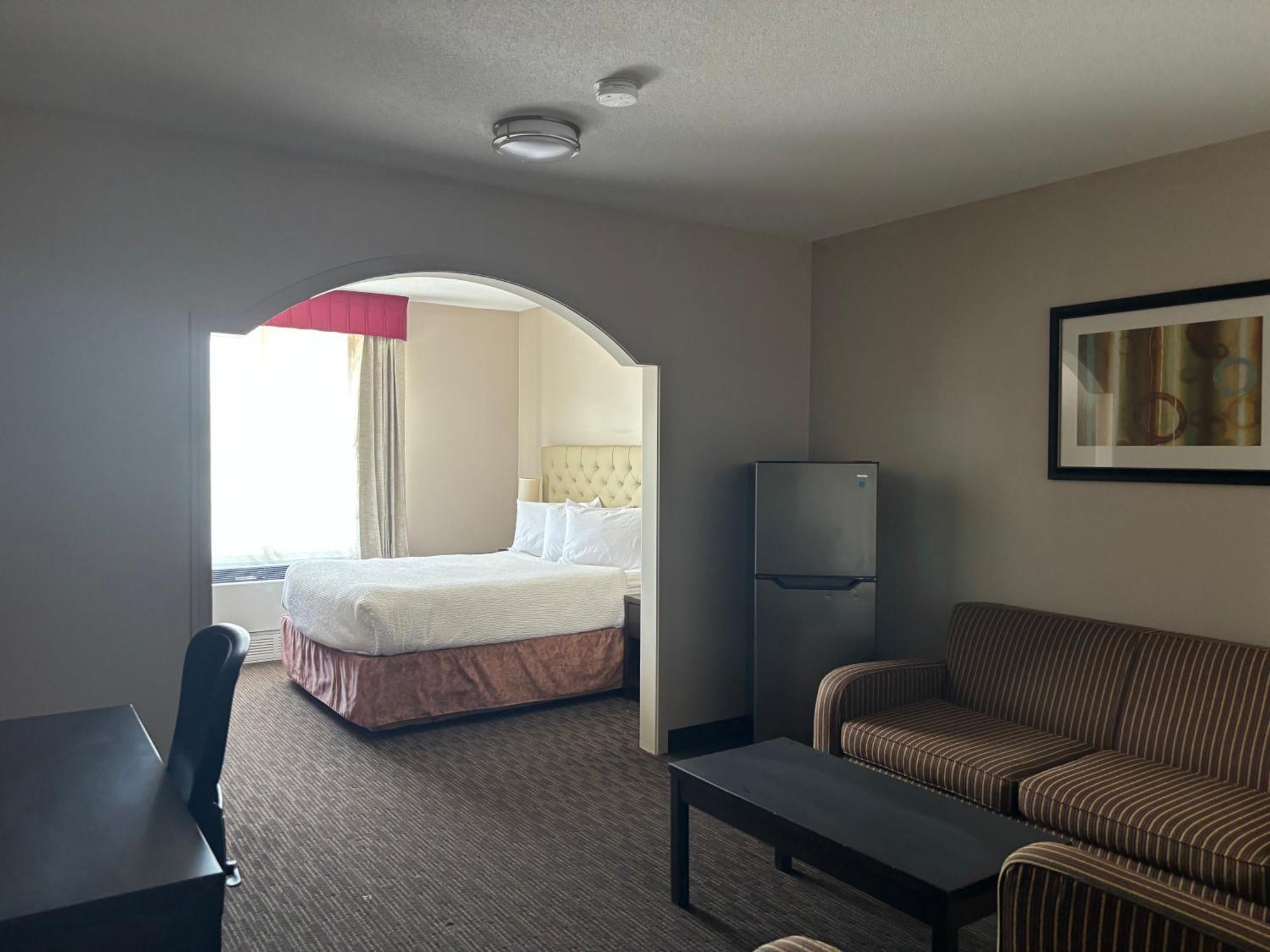 Ramada By Wyndham Estevan Extérieur photo